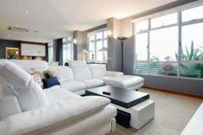 Lavish Retreat: Stylish & Scenic Penthouse